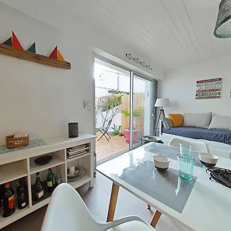 Rénové à 2 Pas De La Avec Terrasse Privée, Parking Et Ménage Inclus - - Fr-1-224b-36