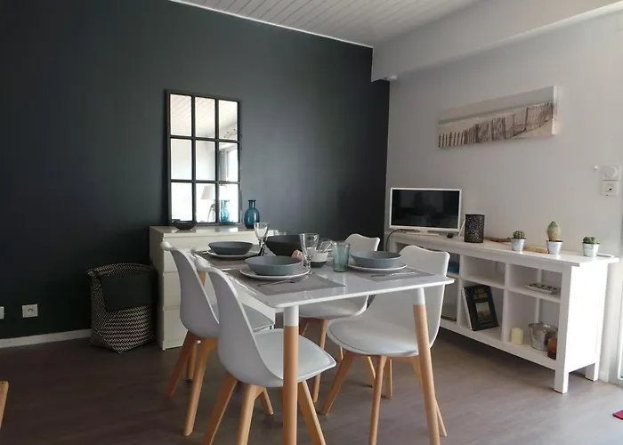 Rénové à 2 Pas De La Avec Terrasse Privée, Parking Et Ménage Inclus - - Fr-1-224b-36 *