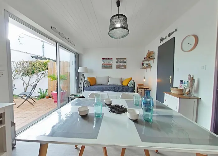 Rénové à 2 Pas De La Avec Terrasse Privée, Parking Et Ménage Inclus - - Fr-1-224b-36 *