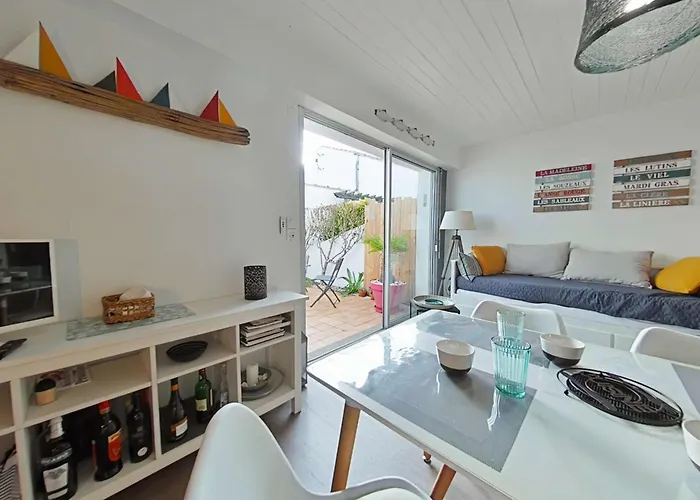 Rénové à 2 Pas De La Avec Terrasse Privée, Parking Et Ménage Inclus - - Fr-1-224b-36