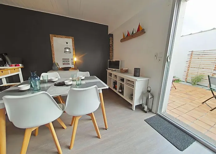 Rénové à 2 Pas De La Avec Terrasse Privée, Parking Et Ménage Inclus - - Fr-1-224b-36 * Noirmoutier-en-l'Île